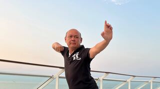 Abschalten, loslassen, entspannen: Awai Cheung (55) aus Berlin ist Tai-Chi-Lehrer. Hin und wieder coacht er Kreuzfahrtgäste.