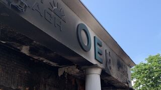 Verrußte Fassade und vernageltes Gebäude: Der Schaden am OEG Citybeach ist nach der Brandstiftung groß.