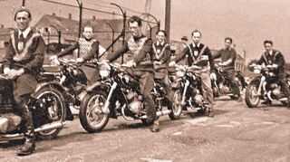 Noch ohne Helm und Lederkombi: Mitglieder des Motorsportclubs „Solidarität“ Wallstadt, fotografiert um 1950 bei einer Ausfahrt.