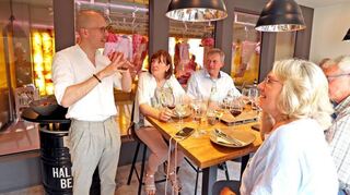 Marc Oliver Heilos vom BASF-Weinkeller im Gespräch mit Leserinnen und Lesern – im Hintergrund die Kammer, in der das Fleisch etwa sechs Wochen lang trocken reift.