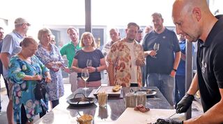 Metzgermeister Jürgen David zeigt den Leserinnen und Lesern, wie Fleisch richtig aufgeschnitten wird.