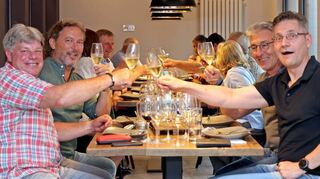 Ausgelassene Stimmung und Anstoßen auf einen unvergleichlichen Abend in Davids „Hall of Beef“ in Worms.