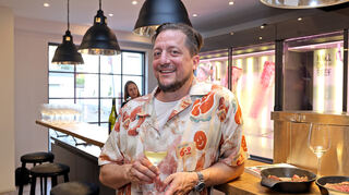 Alex Horisberger im passenden Outfit.