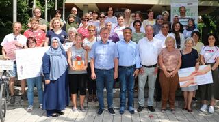Der Solidaritätsbasar zugunsten der Erdbebenopfer in der Türkei und Syrien stieß auf großes Interesse, wie das Foto auf der Rathaustreppe zeigt.