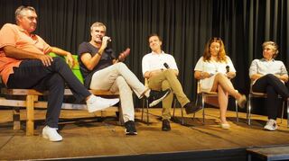Gespräch auf der Babbelbank: Michael und Uli Roth (v.l.), Patrick Hobeck, Frauke Hess und Katja Linke.