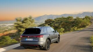 mid Groß-Gerau - Auf Wunsch gibt es den Touareg R eHybrid auch in der exklusiven Mattlackierung Silizium Grau.