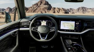 mid Groß-Gerau - Das Innovision Cockpit mit zentralem 38-Zentimeter Touchscreen.