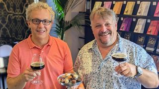 Mit einem Schokolator-Doppelbock stoßen Konditormeister Christian Lorczyk (l.) und Biersommelier Gerhard Batschak auf ihre Bier-Karamell-Trüffel an.