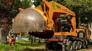 Mit der Stechmaschine – so wird der Riesenbagger genannt – ließ die GBG im Mannheimer Lindenhof Bäume verpflanzen.
