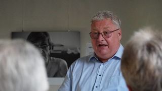 Stadtverordnetenvorsteher Norbert Schübeler bei seinem Vortrag in der Kulturscheune.