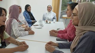 Jiyan Hagi (l.) und Sanna Ahmad (r.) kommen regelmäßig zum Internationalen Frauencafé und freuen sich auf die Treffen mit den anderen Frauen.