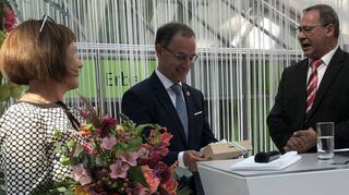 Blumen für Heike Müller und einen Reisegutschein für Rudolf Müller gab’s von Aufsichtsratschef Jürgen Kappenstein bei der Verabschiedung.