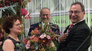 Ein fröhliches Willkommen gibt es hier auf der Bühne im Museum für Dr. Katja und Till Meßmer durch den Aufsichtsratsvorsitzenden Jürgen Kappenstein.