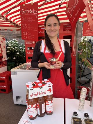 Maggy Schneider vom "Stiefkind" in Edingen mit Erdbeerbecher.