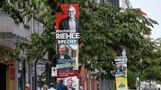Plakate, die nicht von Thorsten Riehle oder Christian Specht sind, könnten theoretisch weg. Hängen bleiben dürfen sie noch eine Woche nach der Wahl.