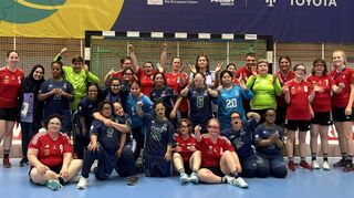 Nach dem Spiel können alle jubeln: Die Wiesel sind mit dem Team Deutschland Süd (rot) im Handball-Teamwettbewerb bei den Weltspielen erfolgreich unterwegs.