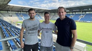 Minos Gouras (Mitte) wechselt vom SSV Jahn Regensburg aus der 2. Bundesliga zum SV Waldhof Mannheim