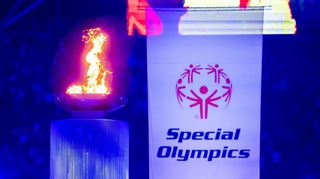 Die Flamme der Special Olympics World Games brennt bei der Eröffnungsfeier der Special Olympics World Games Berlin 2023 im Olympiastadion.+