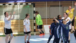 Wiesel-Torfrau Beata Fuchs fängt im Spiel gegen Saudi Arabien ein Gegentor - und trotzdem kann eine Mitspielerin des Teams Deutschland Süd darüber lachen.