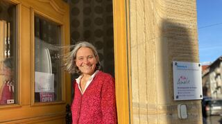 Amalie-Leiterin Astrid Fehrenbach öffnet die Tür zur Beratungsstelle für Frauen in der Prostitution in der Mannheimer Neckarstadt-West.