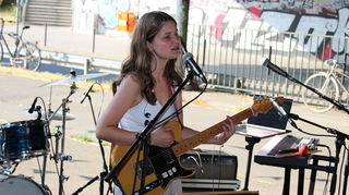 Singer/Songwriterin Emma Krischkowsky begeisterte mit ruhigen Deutschpopliedern unter der Jungbuschbrücke