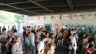 Wachsendes Publikum unter der Jungbuschbrücke.