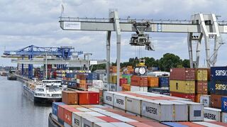 Ein Kran verlädt Container im Rhein-Neckar-Hafen Mannheim/Ludwigshafen. Können Transporte über den Rhein beim Klimaschutz helfen?