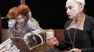 Königlich: Barbara Nüsse (Elisabeth, li.) mit Karin Neuhäuser (Maria).
