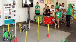 Roboter-Rennen am Stand des Königin-Katharina-Stift Gymnasiums aus Stuttgart.