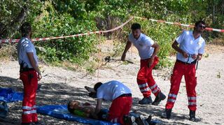 Wiederbelebungstraining am Ufer des Sandhofener Altrheins durch den Arbeiter-Samariter-Bund.