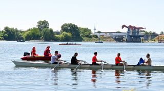 Wer herausfällt, hat es schwer, wieder hineinzukommen: Wassersportler, Wasserschutzpolizei und DLRG üben im Sandhofener Altrhein nahe des Vereinsheims „Dordrecht“ der Segler-Vereinigung.