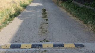 Bodenschwellen auf einem Feldweg: ein Novum in Hofheim.