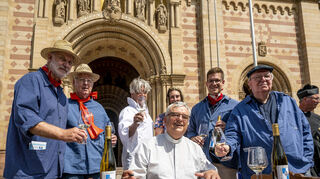 23.06.23 Der Weinort Kirrweiler bringt in alter Tradition zum 13mal nach 2011 den Weinzehnt aus einem im Besitz des Bischöflichen Stuhls befindlichen Weinbergs traditionell mit einer Pferdekutsche nach Speyer zum Bischof des Bistums Speyer. Dieses Jahr ist es ein 2022er Grauburgunder trocken des Weingut Hartmann. Hier Ortsbürgermeister Rolf Metzger, der ehem. Pfarrer Kirrweiler Gerd Babelotzky, Georg Weis als Georgius, Bischof Dr. Karl-Heinz Wiesemann, Weinprinzessin Sina 1. Eichhorn, Winzer Christian Hartmann und der sich selbst manchmal scherzhaft Woi-Bischof nennende Weihbischof Otto Georgens beim Eintrag ins Goldene Buch des Domes