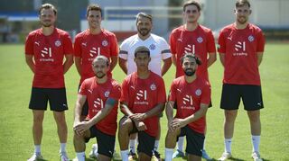 Die Neuen beim VfR Mannheim: Marcel Titsch-Riviero (hinten, von links), Christoph Becker, Trainer Volkan Glatt, Pasqual Pander und Justin Neuner. Vorne haben sich Yakub Polat (links), Angel Darel Arthee und Akin Ulusoy positioniert.