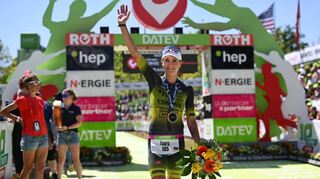 Laura Philipp strahlt nach ihrem ersten Auftritt in Roth. Auch ihren zweiten Blumenstrauß warf die Drittplatzierte später ins Publikum.