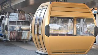 Wellblechoptik (links) oder edel in Gold – die besonderen Kabinen auf der Buga23 in Mannheim.
