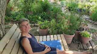 Esther Molitor hat in Schriesheim einen besonderen Garten aus Fundstücken geschaffen.