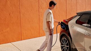 mid Groß-Gerau - Erstmals gibt es beim C-HR einen Plug-in-Hybrid, der es auf 223 PS Systemleistung bringt.