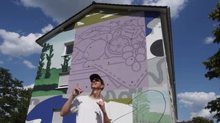 Paul Riedmüller alias „Perkup“ vor seinem Mural am Habichtplatz. Das Kunstwerk findet auf 100 Quadratmetern Platz.