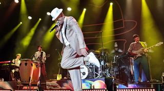 Das Jackett blieb nicht lange an: Jan Delay und seine großartige Band Disko No. 1 heizten im Palastzelt zusätzlich ein.