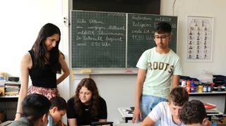 In der Neckar-Grundschule helfen Mentoren der Marie-Curie-Realschule bei den Hausaufgaben, unterstützt von Elif Kaya (hinten links). Sie absolviert hier ihr Freiwilliges Soziales Jahr.