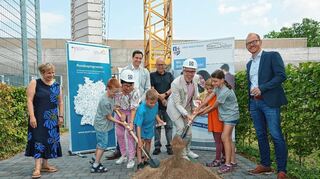 Greifen gut gelaunt zum Spaten (v.l.): Oskar, Bärbel Schader, Luke, Christian Engelhardt, Jade und Mara.