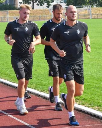 Fridolin Wagner (v.l.), Pascal Sohm und Marcel Seegert auf der Laufbahn.