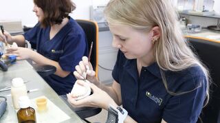 Zwei Beschäftigte des Dentallabors Laufer bei der Arbeit. Für das Mannheimer Unternehmen ist der Fachkräftemangel aktuell die größte Herausforderung.