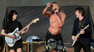Punk-Ikone Iggy Pop (Mitte) und seine Band liefern vor den Peppers starke 70 Minuten voller Hits und politischer Songs.