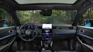 mid Groß-Gerau - An Bord sind ein großflächiger zentraler 15,1-Zoll-Touchscreen und ein digitales 10,2-Zoll Instrumentendisplay, die zusammen Zugang zu einem umfangreichen Paket an Fahr- und Infotainment-Funktionen gewähren.