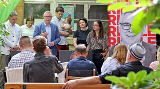 Demonstrative Geschlossenheit: Stefan Fulst-Blei (v.l.), Lena Kamrad und Thorsten Riehle von der SPD mit den Grünen Nils-Olof Born (mit Tochter Elise), Sophia Dittes und Tamara Beckh.