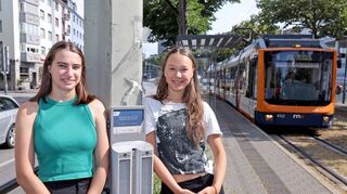 Clara Legner (l.) und Nemea Holme mit dem Ergebnis ihres Zigarettenkippen-Projekts, hier an der Haltestelle Rosengarten.