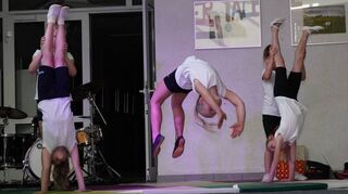 Fünf Erstklässlerinnen zeigen beim „Abend der Talente“ der Friedrich-Fröbel-Schule ihren akrobatischen Tanz.