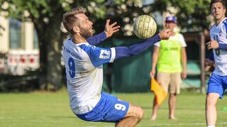 Nick Trinemeier (#9, TV 1880 Kaefertal) beim Faustball Bundesligaspiel TV 1880 Kaefertal - TV Vaihingen/Enz.

Foto © PIX-Sportfotos *** Foto ist honorarpflichtig! *** Auf Anfrage in hoeherer Qualitaet/Aufloesung. Belegexemplar erbeten. Veroeffentlichung ausschliesslich fuer journalistisch-publizistische Zwecke. For editorial use only.